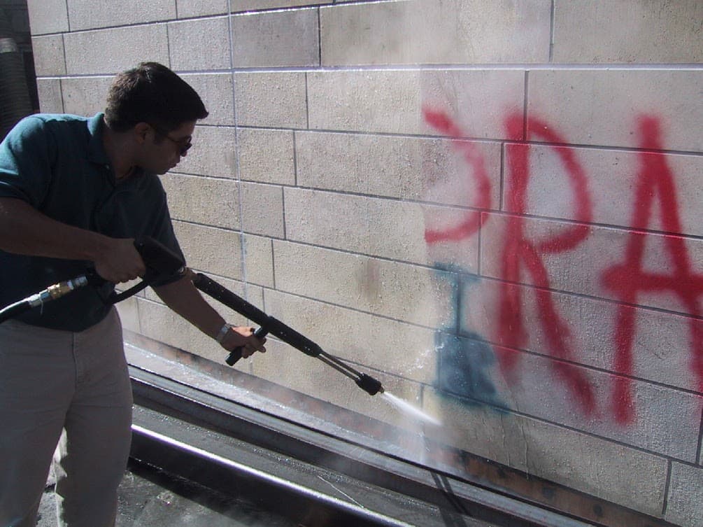 Rimozione graffiti